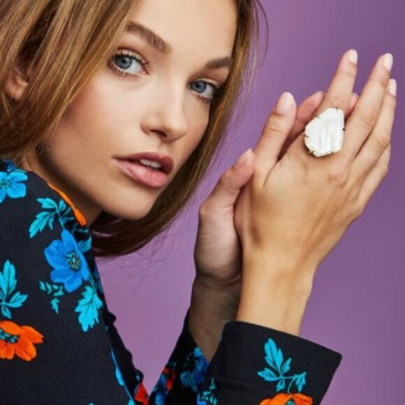 Kendra Scott Red Megan Rose Cocktail Ring Size 8 - Picture 3 of 3